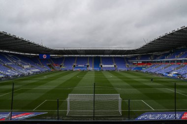 Seçilmiş Araba Kiralama Stadyumu 'nun genel görünümü, 27 Nisan 202' de İngiltere 'deki Seçilmiş Araba Kiralama Stadyumu' nda oynanan ve Blackpool 'a karşı oynanan Sky Bet 1 maçı öncesinde Reading' in evi.