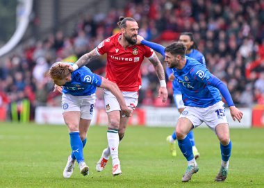 Wrexham 'dan Steven Fletcher, Stockport County' den Callum Kampları ve Stockport County 'den Ethan Pye ile 27 Nisan 202' de SToK Cae Ras, Wrexham, İngiltere 'de oynanan Wrexham-Stockport maçında çarpışıyor.