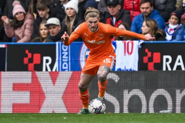 Blackpool 'dan Hayden Coulson, 27 Nisan 202' de İngiltere 'deki Seçilmiş Araba Kiralama Stadyumu' nda oynanan Sky Bet 1 karşılaşmasında topla bir çıkış yaptı.