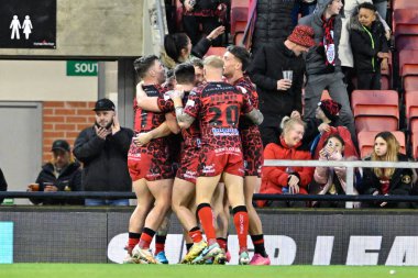 Leigh Leoparları 'ndan Josh Charnley, Betfred Süper Lig 9. Raundda Leigh Leopards' a karşı Catalans Dragons maçında Leigh Spor Köyü, Leigh, İngiltere 'de 26 Nisan 202' de 4-0 Leigh Leopards 'a katılma çabasını kutluyor.