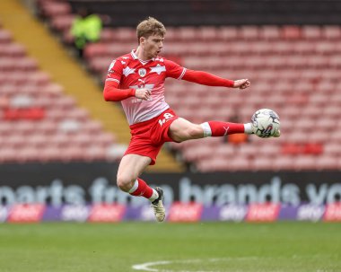 Barnsley 'den Luca Connell 27 Nisan 202' de Oakwell, Barnsley, İngiltere 'de oynanan Sky Bet 1 maçında yüksek topu kazanmak için sıçradı.