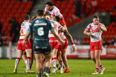 St. Helens takımından Jonny Lomax, 25 Nisan 202 'de St Helens-Huddersfield Giants maçını kazanmak için attığı golü son dakikada kutluyor.