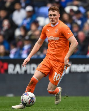 Blackpool 'dan Sonny Carey, 27 Nisan 202' de İngiltere 'nin Oto Kiralama Stadyumu' nda oynanan Gökyüzü İddia Ligi 1 karşılaşmasında topla bir çıkış yaptı.