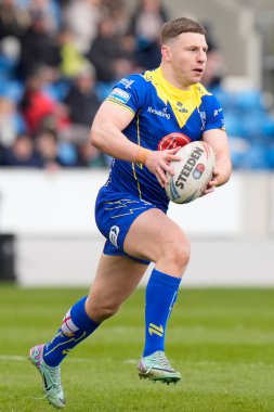 Warrington Wolves takımından George Williams, 27 Nisan 202 'de Salford Community Stadyumu' nda oynanan Salford Red Devils vs Warrington Wolves maçında topla koşuyor.