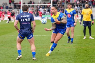 Warrington Wolves 'tan Paul Vaughan, 27 Nisan 202' de Salford Community Stadyumu 'nda oynanan Salford Red Devils vs Warrington Wolves maçından önce ısınıyor.