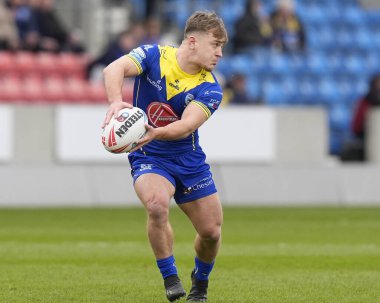 Warrington Wolves takımından Leon Hayes, 27 Nisan 202 'de Salford Community Stadyumu' nda oynanan Salford Red Devils vs Warrington Wolves maçında pas attı.