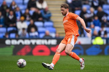 Blackpool 'dan Matthew Pennington, 27 Nisan 202' de İngiltere 'nin Reading-Blackpool takımında oynanan Gökyüzü İddia Ligi 1 karşılaşmasında pas veriyor.