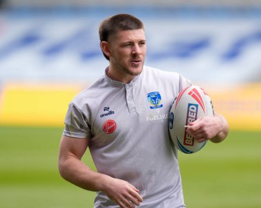 Warrington Wolves takımından Danny Walker, 27 Nisan 202 'de Salford Community Stadyumu' nda oynanan 9. Salford Red Devils vs Warrington Wolves karşılaşmasından önce sahada inceleme yapıyor.