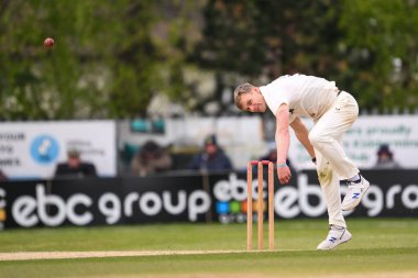 Worcestershire 'dan Ben Gibbon topu 1. Vitality İlçe Şampiyonası maçı Worcestershire - Somerset maçı sırasında Kidderminster Cricket Club, Kidderminster, Birleşik Krallık' ta 26 Nisan 202 'de veriyor.