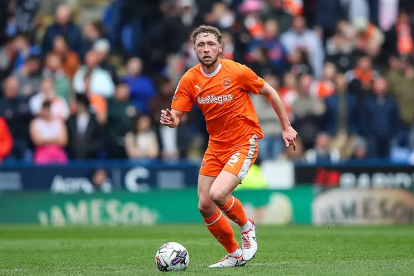 stock image Matthew Pennington of Blackpool in action during the Sky Bet League 1 match Reading vs Blackpool at Select Car Leasing Stadium, Reading, United Kingdom, 27th April 202