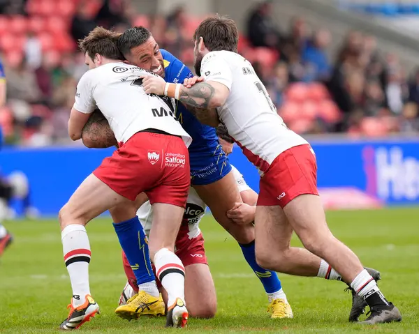 Paul Vaughan Warrington Wolves Drives Salford Red Devils Defence Betfred — Stock Photo, Image