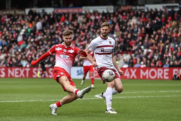 Barnsley 'den John Mcatee, 27 Nisan 202' de Oakwell, Barnsley 'de oynanan Sky Bet 1 karşılaşmasında gol atarken görülüyor.