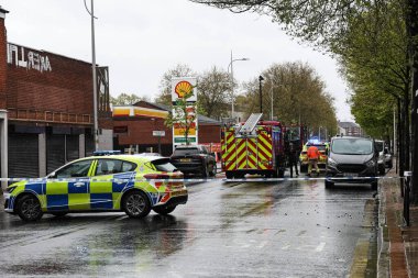 Hessle Yolu, Hull, Birleşik Krallık 'ta 28 Nisan 202' de meydana gelen büyük acil servis kazasında dört itfaiye ve itfaiye arabası, birden fazla ambulans ve 20 'den fazla işaretlenmemiş polis arabası hazır bulundu.