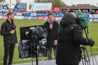 Sam Tomkins ve Brian Carney, Betfred Süper Lig 9. Raundundaki canlı yayında Hull KR, Wigan Warriors 'a karşı Sewell Group Craven Park, Kingston upon Hull, Birleşik Krallık, 26 Nisan 202