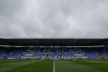 Seçilmiş Araba Kiralama Stadyumu 'nun genel görünümü, 27 Nisan 202' de İngiltere 'deki Seçilmiş Araba Kiralama Stadyumu' nda oynanan ve Blackpool 'a karşı oynanan Sky Bet 1 maçı öncesinde Reading' in evi.