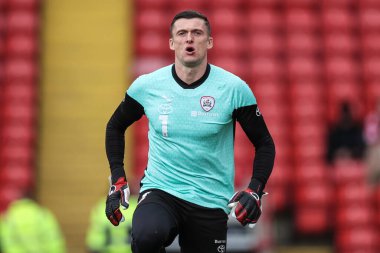 Barnsley 'den Liam Roberts, Sky Bet Ligi 1 maçı sırasında Oakwell, Barnsley, Barnsley' e karşı Northampton Town maçında ısınma turunda 27 Nisan 202