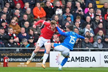 Wrexham 'dan Andy Cannon ve Stockport County' den Ethan Pye, 27 Nisan 202 tarihinde SToK Cae Ras, Wrexham, Birleşik Krallık 'ta oynanan Wrexham-Stockport maçında top için mücadele ettiler.