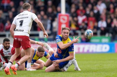 Warrington Wolves takımından James Harrison, Salford Community Stadyumu 'nda oynanan Salford Red Devils vs Warrington Wolves maçında 27 Nisan 202' de topu indirdi.