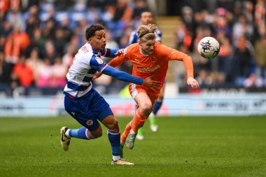Blackpool 'dan Hayden Coulson ve Okuyucu Clinton Mola 27 Nisan 202' de İngiltere 'deki Seçkin Araba Kiralama Stadyumu' nda oynanan Sky Bet 1 karşılaşmasında top için mücadele ettiler.