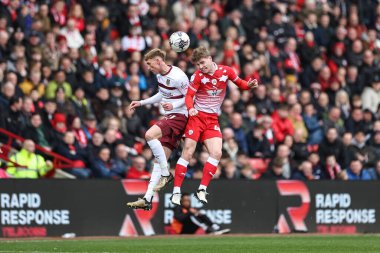 Barnsley 'den Luca Connell, 27 Nisan 202' de Oakwell, Barnsley, Birleşik Krallık 'ta oynanan Sky Bet 1 karşılaşmasında Northampton Town' dan Mitch Pinnock 'tan yüksek topu kazandı.
