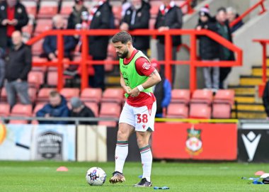 Wrexham 'dan Elliot Lee maçtan önce ısınıyor, 27 Nisan 202' de Wrexham-Stockport County maçında SToK Cae Ras, Wrexham, İngiltere