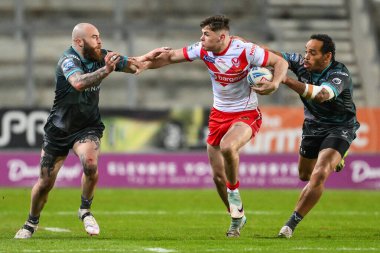 St. Helens 'den Jack Welsby, Huddersfield Giants' tan Jake Bibby 'i Betfred Süper Lig 9. Raundda St Helens-Huddersfield Giants maçında savuşturdu.