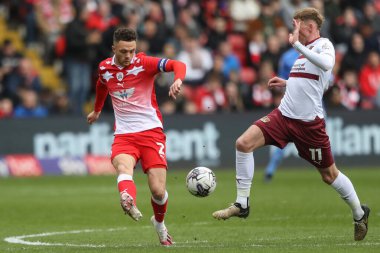Barnsley 'den Jordan Williams, Northampton Town' dan Mitch Pinnock 'un 27 Nisan 202' de Oakwell, Barnsley, Birleşik Krallık 'ta oynanan Sky Bet 1 maçı sırasında attığı topu temizliyor.