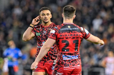 Leigh Leoparları 'ndan Ben McNamara, Leigh Leopards' dan Umyla Hanley ile konuşuyor, Betfred Süper Lig 9. Raundda Leigh Leopards, Catalans Dragons 'a karşı Leigh Spor Köyü, Leigh, Birleşik Krallık, 26 Nisan 202