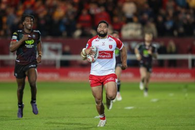 Hull KR 'dan Kelepi Tanginoa, 26 Nisan 202' de İngiltere 'nin Hull kentinde bulunan Sewell Group Craven Park' ta oynanan Betfred Süper Lig 9. Raundda oynanan Hull KR vs Wigan Warriors karşılaşmasında sahaya çıkma süresini uzatıyor.