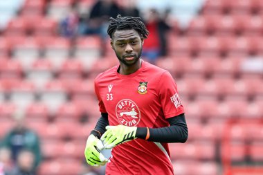 Wrexham 'dan Arthur Okonkwo, 27 Nisan 202 tarihinde İngiltere' de oynanan SToK Cae Ras, Wrexham-Stockport County maçında maç öncesi ısınıyor.