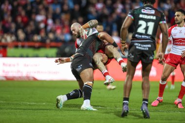 Hull KR 'dan Sam Luckley, Wigan Warriors takımından Patrick Mago tarafından, 6 Nisan 202' de Sewell Group Craven Park 'ta oynanan 9. Betfred Süper Lig karşılaşmasında altüst edildi.