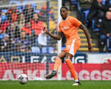 Blackpool 'dan Marvin Ekpiteta, 27 Nisan 202' de İngiltere 'de oynanan Seçilmiş Araba Kiralama Stadyumu' nda oynanan Sky Bet 1 karşılaşmasında pas veriyor.