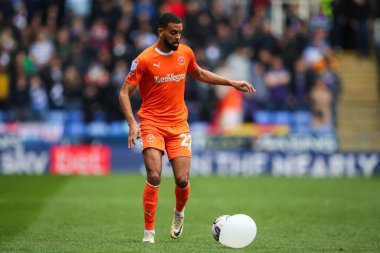 Blackpool takımından CJ Hamilton, 27 Nisan 202 'de İngiltere' de oynanan Seçkin Araba Kiralama Stadyumu 'nda oynanan Sky Bet 1 karşılaşmasında topu ileri taşıyor.