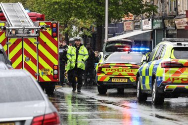 Hessle Yolu, Hull, Birleşik Krallık 'ta 28 Nisan 202' de meydana gelen büyük acil servis kazasında dört itfaiye ve itfaiye arabası, birden fazla ambulans ve 20 'den fazla işaretlenmemiş polis arabası hazır bulundu.