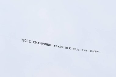 SToK Cae Ras üzerindeki bir uçak, 27 Nisan 202 'de SToK Cae Ras, Wrexham' a karşı Stockport County 'de oynanan Sky Bet 2 karşılaşmasının önünde.