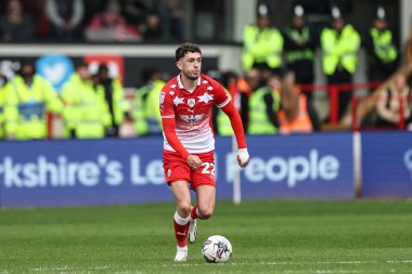Barnsley 'den Corey O' Keeffe topu 27 Nisan 202 'de Oakwell, Barnsley' de Barnsley Northampton Town 'a karşı oynadığı Sky Bet 1 maçında aldı.