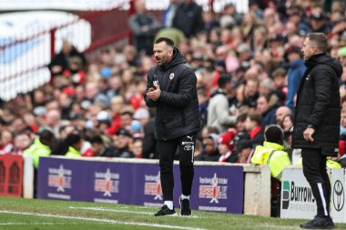 Martin Devaney, Barnsley 'in teknik direktörü 27 Nisan 202' de Oakwell, Barnsley, İngiltere 'de oynanan Sky Bet 1 maçı sırasında teknik alanda tepki gösterdi.