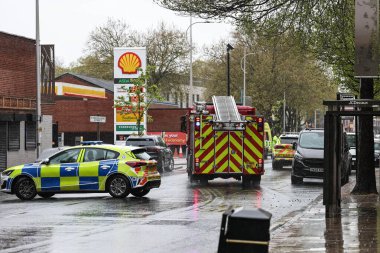 Hessle Yolu, Hull, Birleşik Krallık 'ta 28 Nisan 202' de meydana gelen büyük acil servis kazasında dört itfaiye ve itfaiye arabası, birden fazla ambulans ve 20 'den fazla işaretlenmemiş polis arabası hazır bulundu.