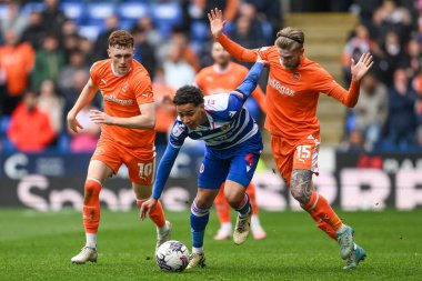 Blackpool 'dan Hayden Coulson ve Reading' den Ben Elliott, 27 Nisan 202 'de İngiltere' deki Seçkin Araba Kiralama Stadyumu 'nda oynanan Sky Bet 1 karşılaşmasında top için mücadele ettiler.