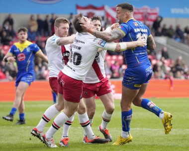 Warrington Wolves takımından Paul Vaughan, Salford Red Devils 'in 27 Nisan 202' de Salford Community Stadyumu 'nda oynanan 9.
