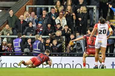 Leigh Leoparları 'ndan Kai Odonnell, 26 Nisan 2024' te Leigh Spor Köyü 'nde oynanan Betfred Süper Lig 9. Raundunda Leigh Leopards' a karşı Catalans Ejderhaları maçında Leigh Leigh Leopards 'ı 10-2 Leigh Leopards yapmaya çalışıyor.