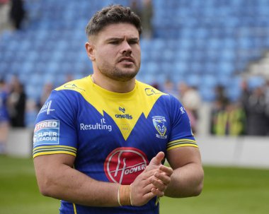 Warrington Wolves takımından Joe Philbin 27 Nisan 202 'de Salford Community Stadyumu' nda oynanan Salford Red Devils vs Warrington Wolves maçından sonra taraftarları selamlıyor.