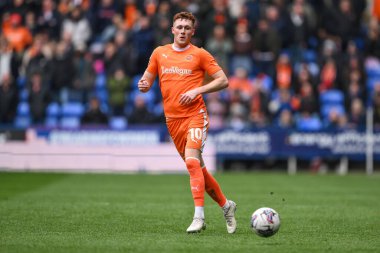 Blackpool 'dan Sonny Carey, 27 Nisan 202' de İngiltere 'de oynanan ve Blackpool' a karşı oynanan Gökyüzü İddia Ligi 1 karşılaşmasında pas veriyor.