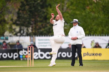 Worcestershire 'dan Joe Leach topu 1. Vitality İlçe Şampiyonası maçı Worcestershire-Somerset maçında Kidderminster Cricket Club, Kidderminster, Birleşik Krallık' ta 26 Nisan 202 'de veriyor.