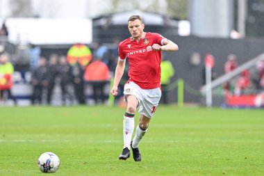 Wrexham takımından Paul Mullin, 27 Nisan 202 tarihinde Wrexham - Stockport County, Wrexham maçında topu kovalıyor.