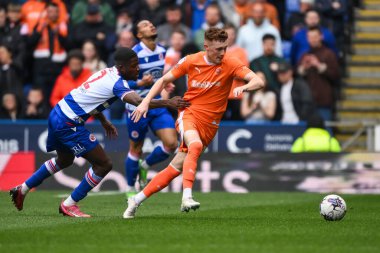 Blackpool 'dan Sonny Carey ve 27 Nisan 202' de İngiltere 'de oynanan ve Blackpool' a karşı oynanan Gökyüzü İddia Ligi 1 karşılaşmasında Reading 'den Clinton Mola top için mücadele etti.