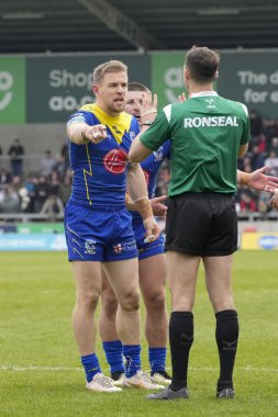Warrington Wolves 'tan Matt Dufty, 27 Nisan 202' de Salford Topluluk Stadyumu 'nda oynanan Betfred 9. Süper Lig karşılaşmasında hakem James Vella' ya itiraz etti.