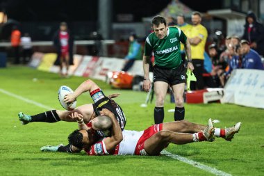 Wigan Warriors 'dan Liam Marshall, Hull KR' dan Peta Hiku ile oynanan Betfred Süper Lig 9. Raundunda Sewell Group Craven Park 'ta Hull KR' a karşı Wigan Warriors maçında karşılaşacak.