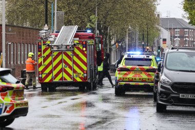 Hessle Yolu, Hull, Birleşik Krallık 'ta 28 Nisan 202' de meydana gelen büyük acil servis kazasında dört itfaiye ve itfaiye arabası, birden fazla ambulans ve 20 'den fazla işaretlenmemiş polis arabası hazır bulundu.
