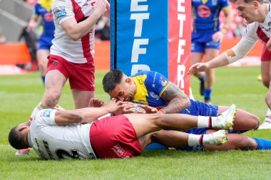 Salford Red Devils 'ten Ethan Ryan, Warrington Wolves' tan Paul Vaughan 'ın 27 Nisan' da Salford Community Stadyumu 'nda oynanan 9. Salford Red Devils - Warrington Wolves maçında topu kurmasını engelledi. 